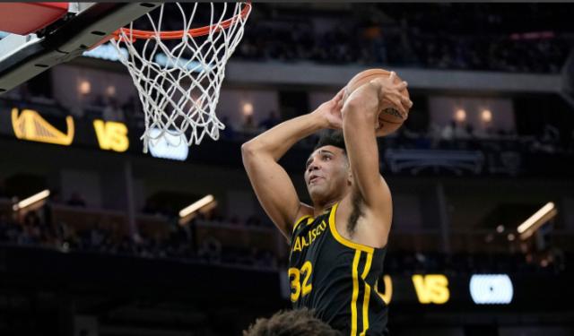 高清赛事-57顺位菜鸟成勇士最大惊喜！马刺放弃选他成就金州