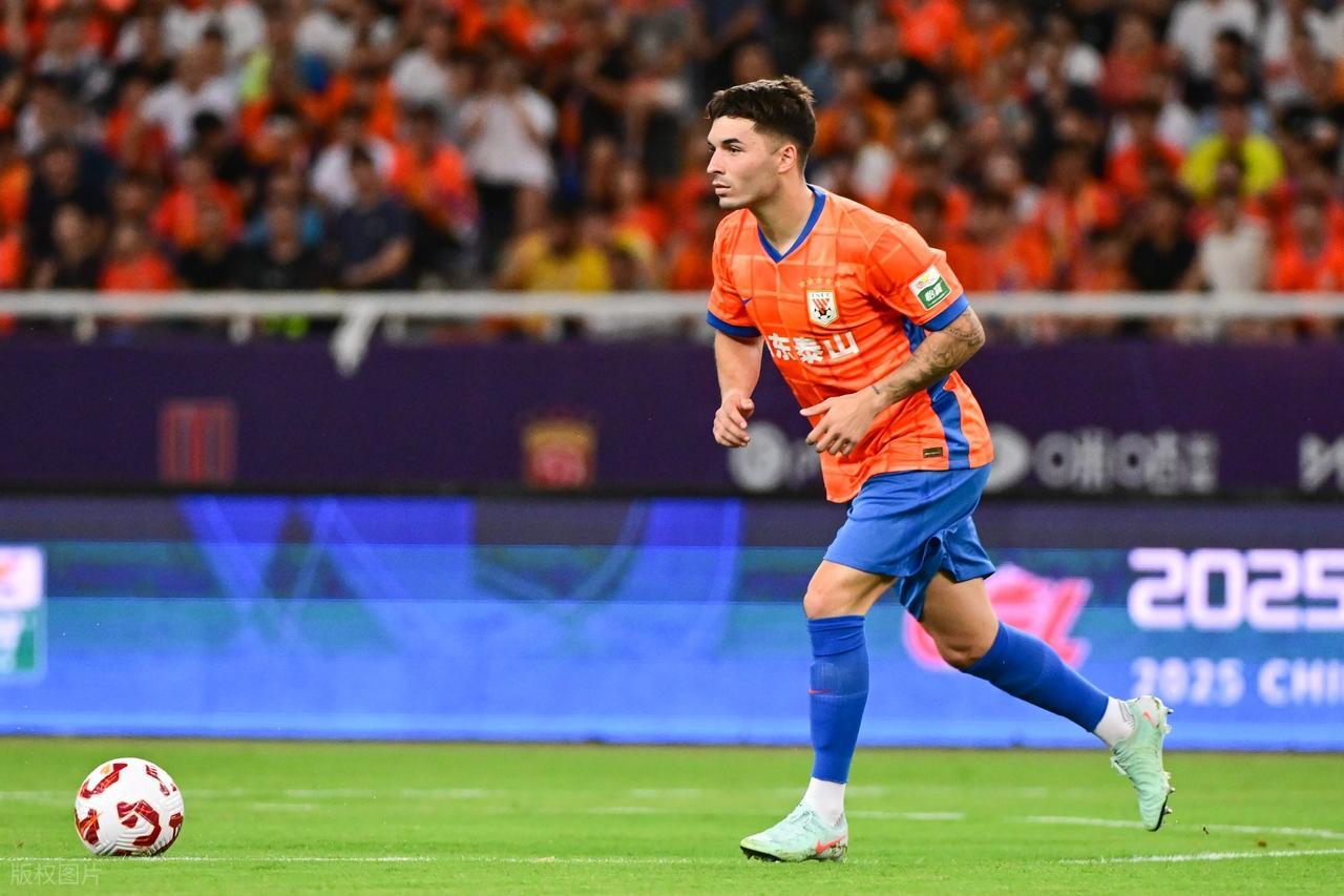 在线体育-山东鲁能自己打脸了？水货外援加盟仅半年就解约，中超球队没人要