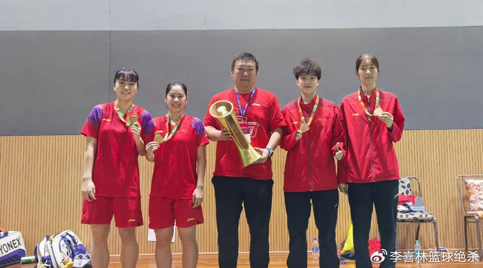 在线体育-夺3冠1亚！中国女羽17岁新星崛起22胜1负：看齐陈清晨贾一凡？|女双|谭可萱|混双|世青赛|女双冠军_新浪体育_新浪新闻